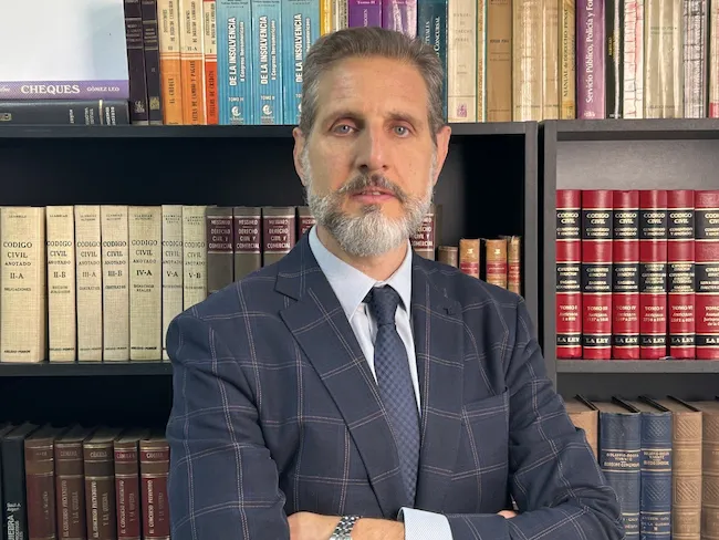 Dr. Martín Christensen en la biblioteca jurídica de Christensen Abogados, Córdoba