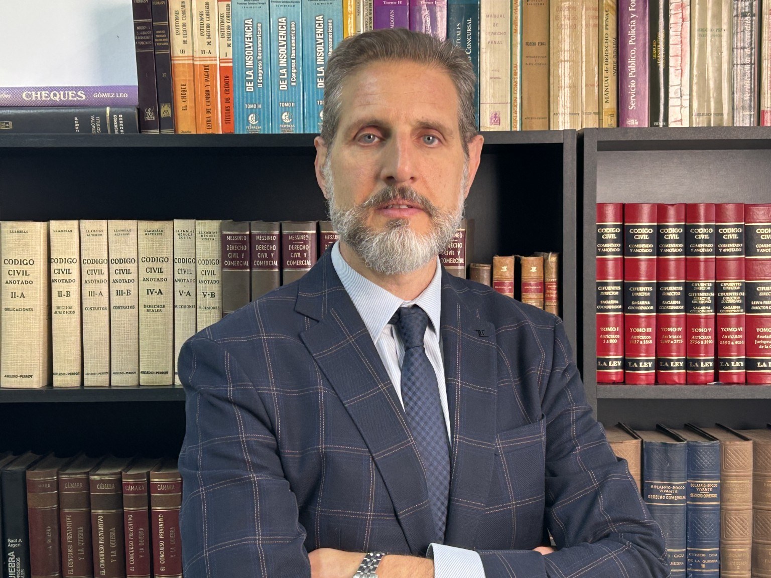 Dr. Martín Christensen en la biblioteca de Christensen Abogados, Córdoba